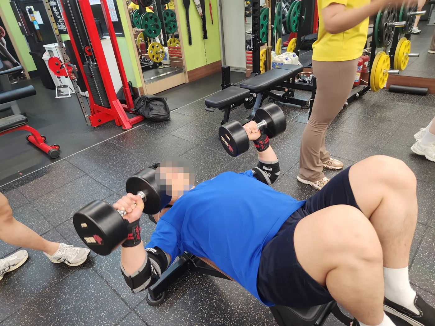 천샘PT에서 트레이너와 회원이 함께 운동하는 모습